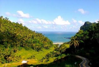 https://tempat.org/2016/10/pesona-keindahan-wisata-pantai-tawang.html