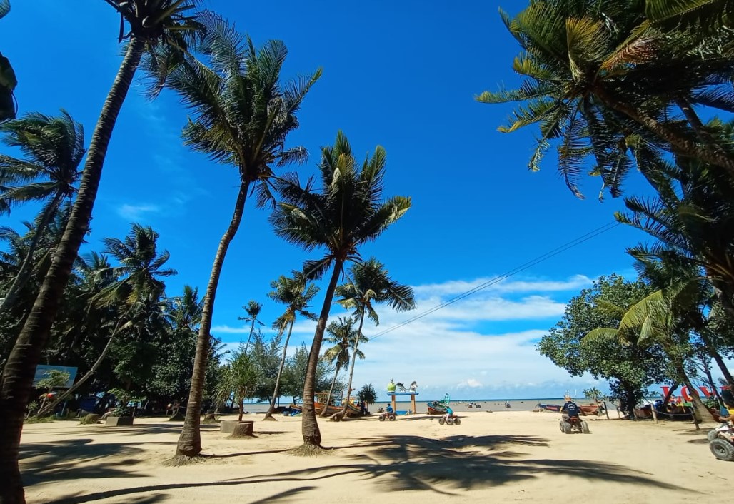 Pesona Keindahan Wisata Pantai Kelapa di Tuban