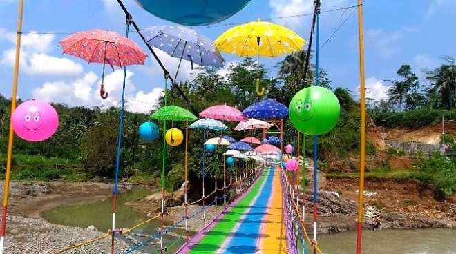 Pesona Keindahan Destinasi Wisata Jembatan Pelangi di Rembang Purbalingga Jawa Tengah