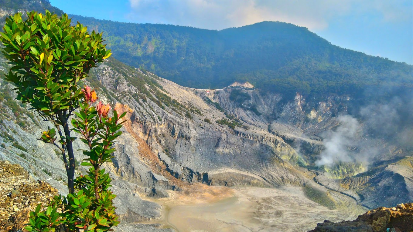 Pesona Keindahan Wisata Kawah Ratu – Gunung Tangkuban Parahu di Bandung jawa Barat