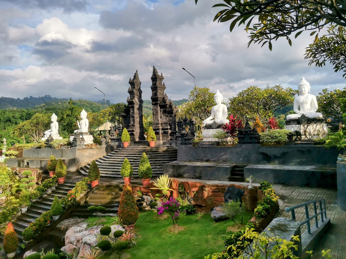 Daya Tarik Objek Wisata Brahma Budha Wihara di Singaraja Buleleng Bali