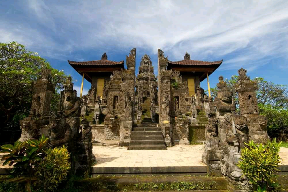 Daya Tarik Objek Wisata Pura Maduwe Karang di Kubutabahan Buleleng Bali