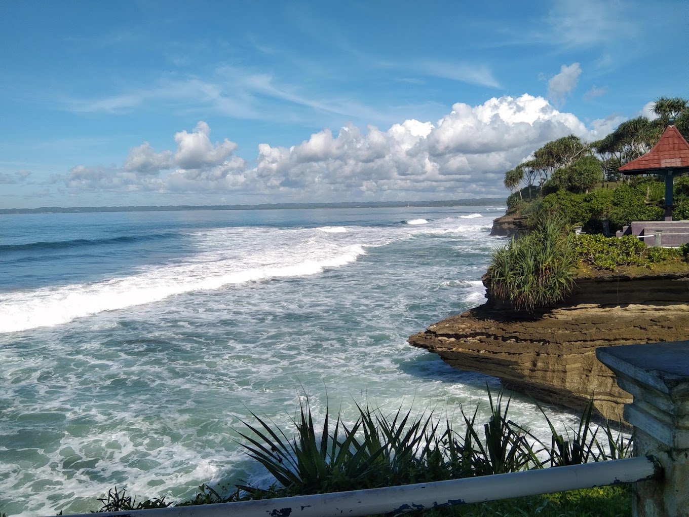 Daya Tarik Obyek Wisata Pantai Batu Hiu di Ciamis Jawa Barat