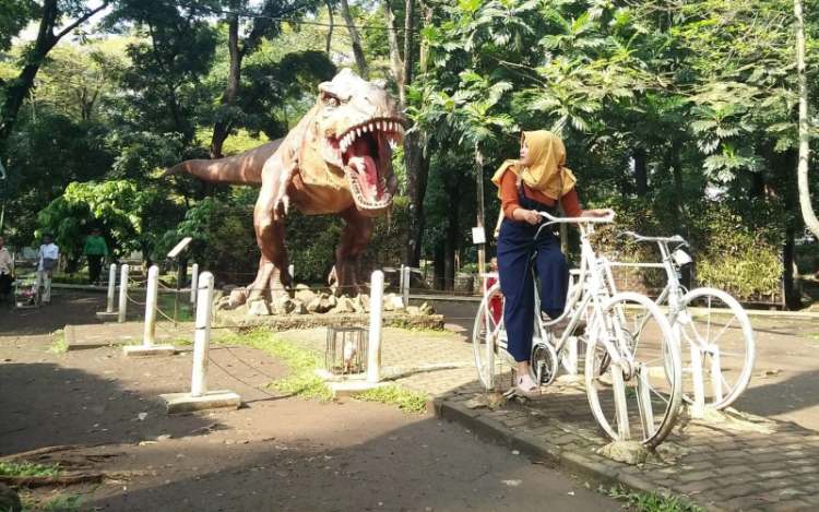Patung Dinosaurus T-Rex