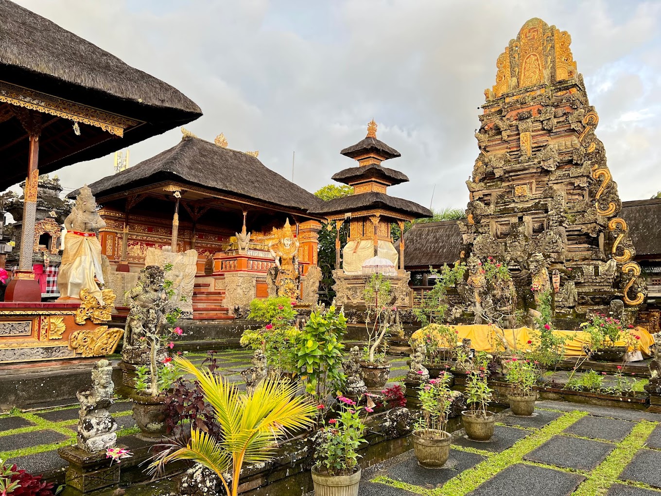 Pesona Keindahan Wisata Pura Taman Saraswati di Ubud Gianyar Bali