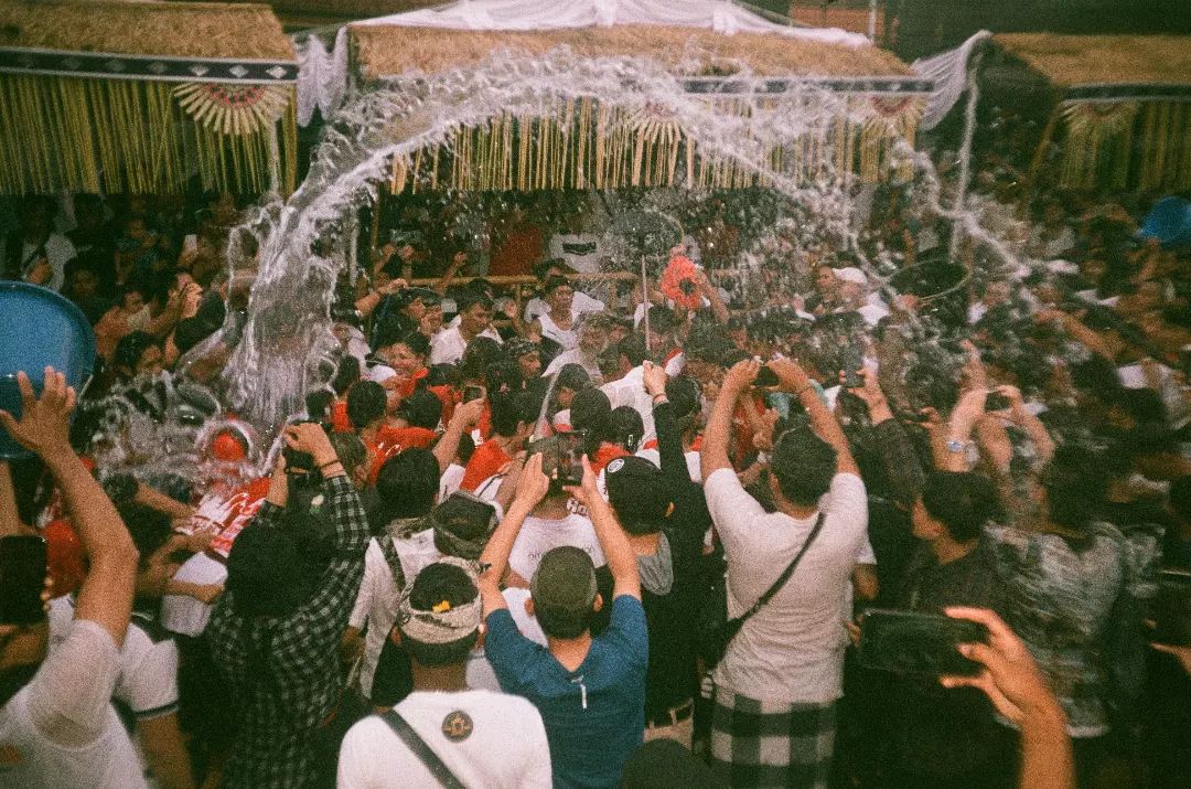 Daya Tarik Objek Wisata Festifal Omed-omedan di Sesetan Denpasar Bali