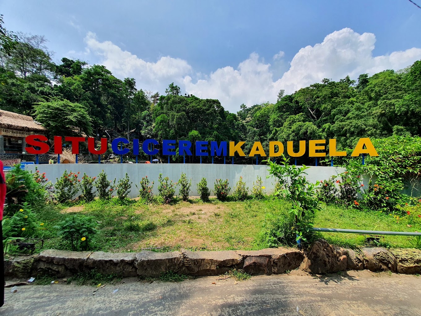 Daya Tarik Obyek Wisata Situ Cicerem di kaduela Kuningan Jawa Barat