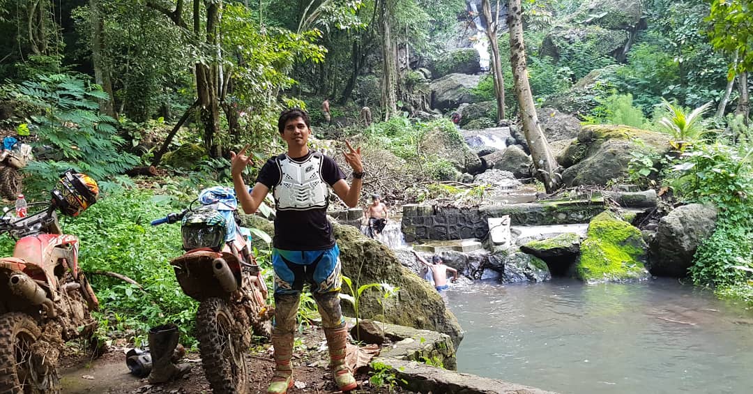Pesona Keindahan Obyek Wisata Curug Cipanundaan di Tegalwaru Kerawang Jawa Barat
