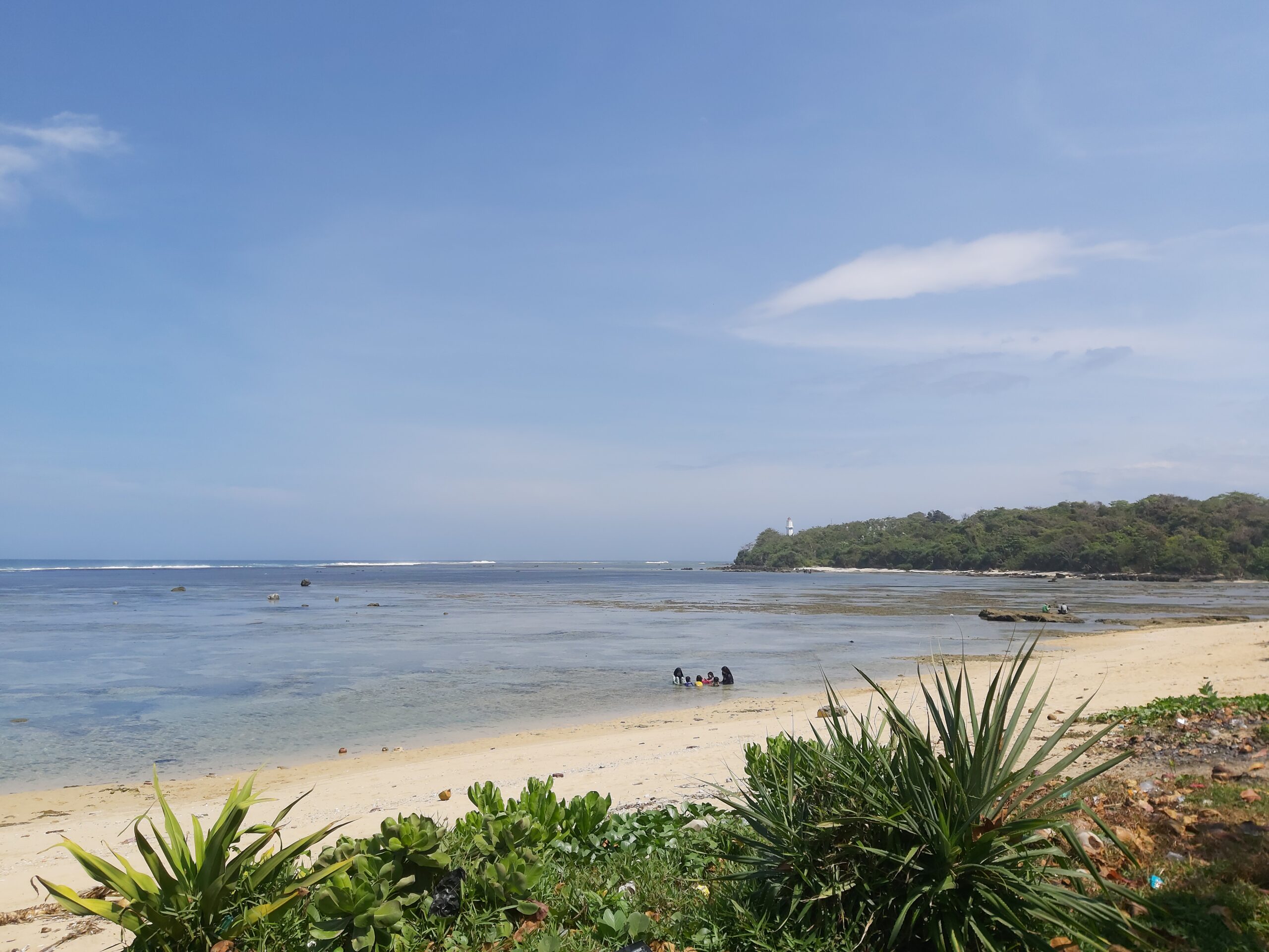 Pesona Keindahan Obyek Wisata Pantai Sayang Heulang di Mancagahar Garut Jawa Barat