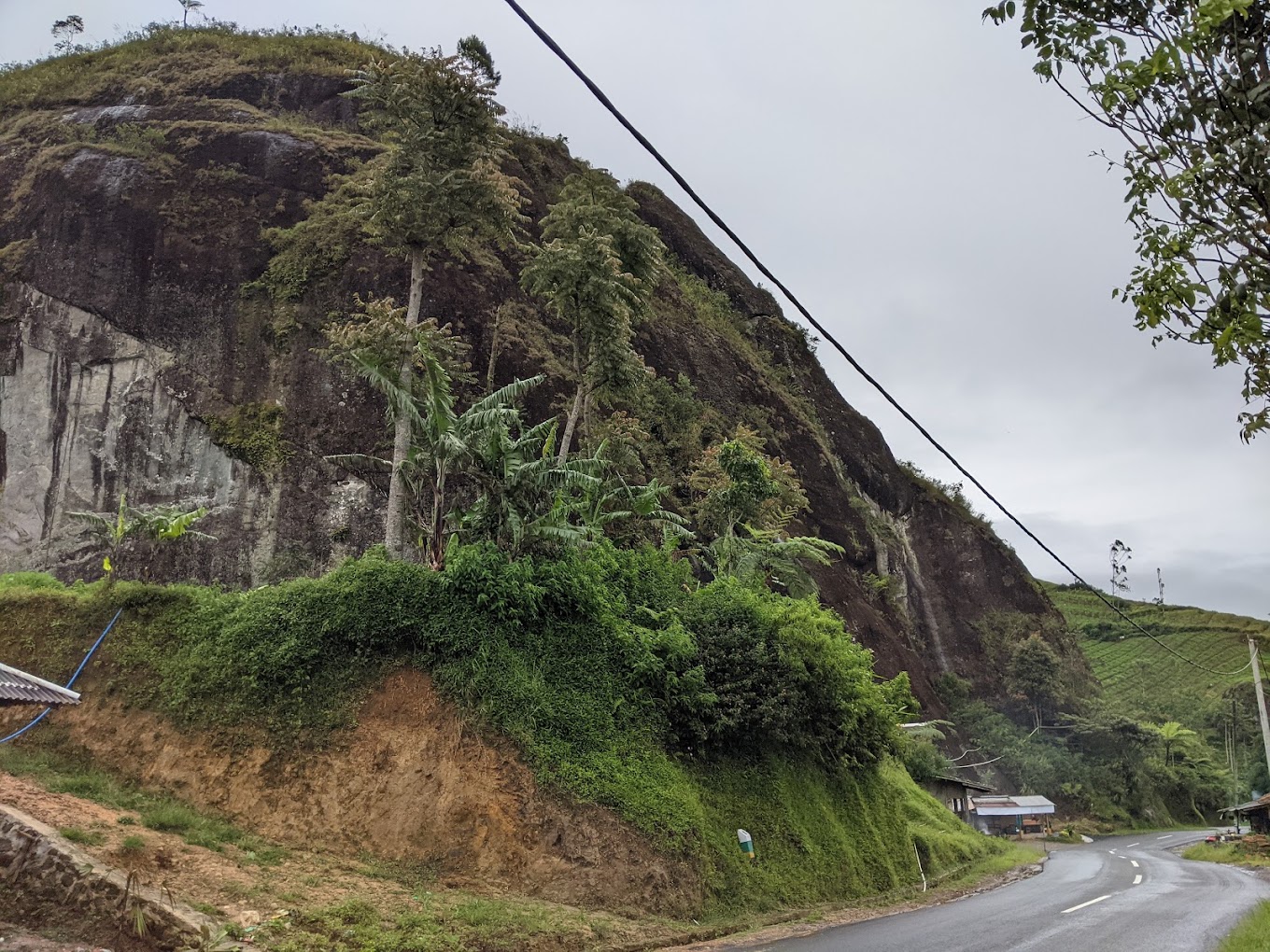 Pesona Keindahan Obyek Wisata Tebing Alam Batu Tumpang di Banjarwangi Garut Jawa Barat