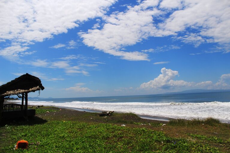 Pesona Keindahan Wisata Pantai Lembeng di Sukawati Gianyar Bali