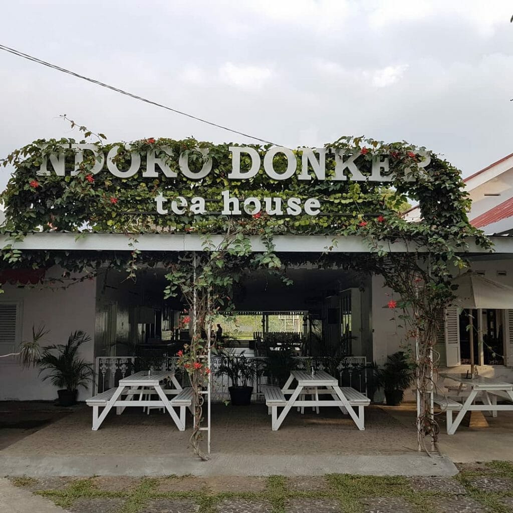 Kebun Teh Ndoro Donker adalah cafe sekaligus destinasi wisata alam berupa keindahan alam perkebunan teh dengan nuansa khas kolonial Belanda.