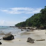 Pesona Keindahan Wisata Pantai Batu Hideung di Tanjungjaya Pandeglang Banten