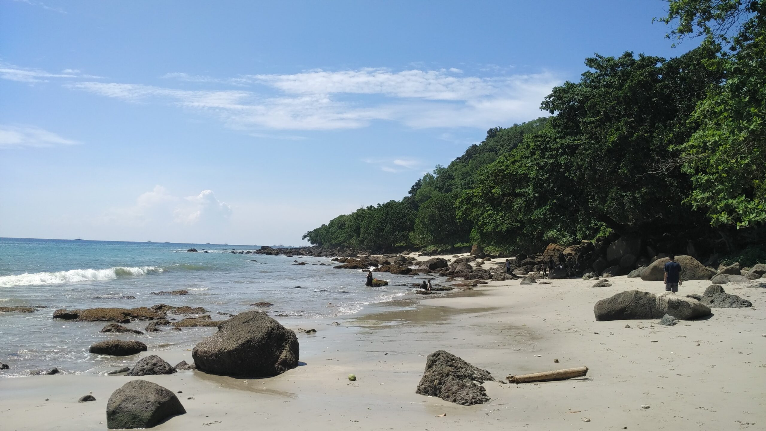Pesona Keindahan Wisata Pantai Batu Hideung di Tanjungjaya Pandeglang Banten