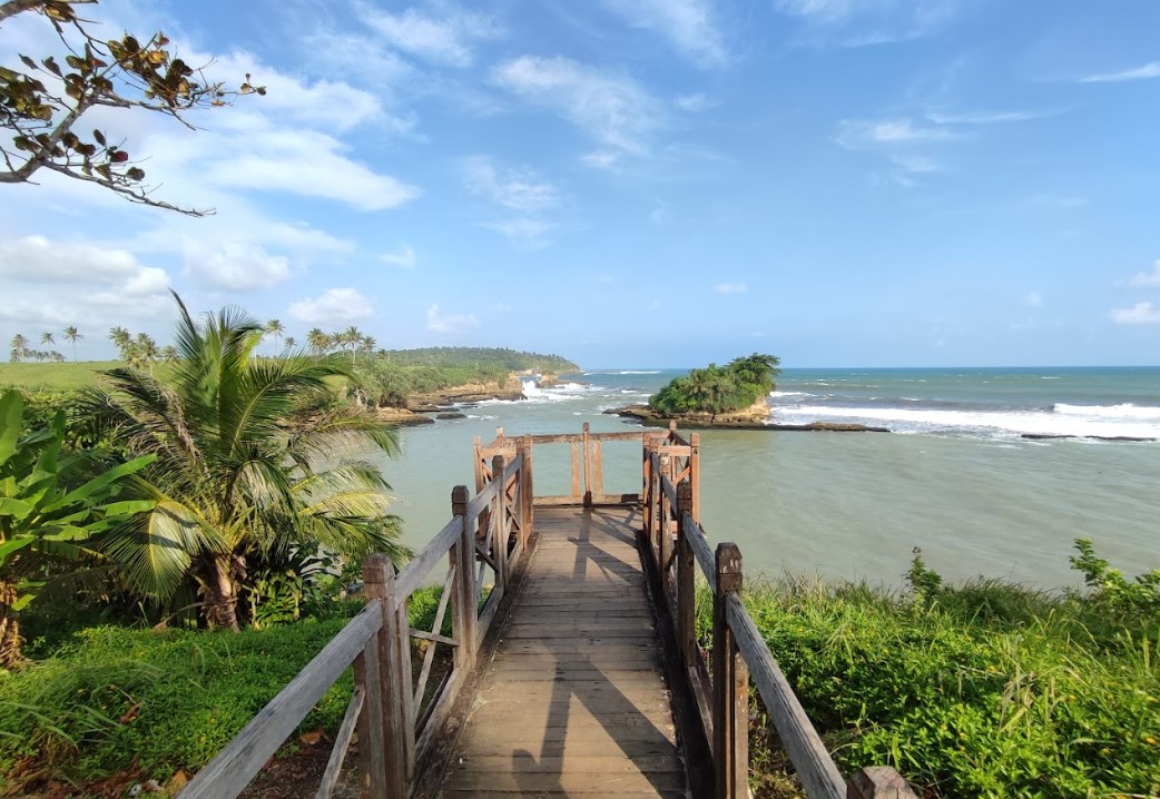 Pesona Keindahan Obyek Wisata Pantai Amanda Ratu di Purwasedar Sukabumi Jawa Barat
