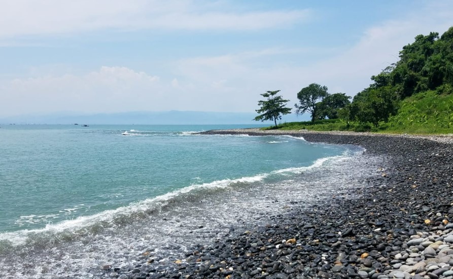Pesona Keindahan Obyek Wisata Pantai Cimaja di Sukabumi Jawa Barat
