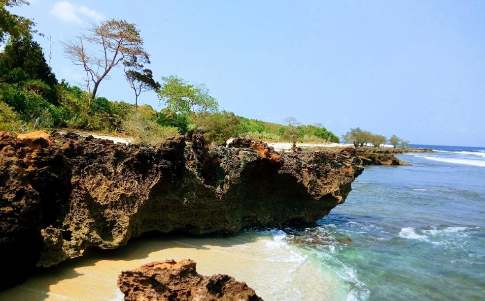 Pesona Keindahan Obyek Wisata Pantai Ombak Tujuh di Sukabumi Jawa Barat