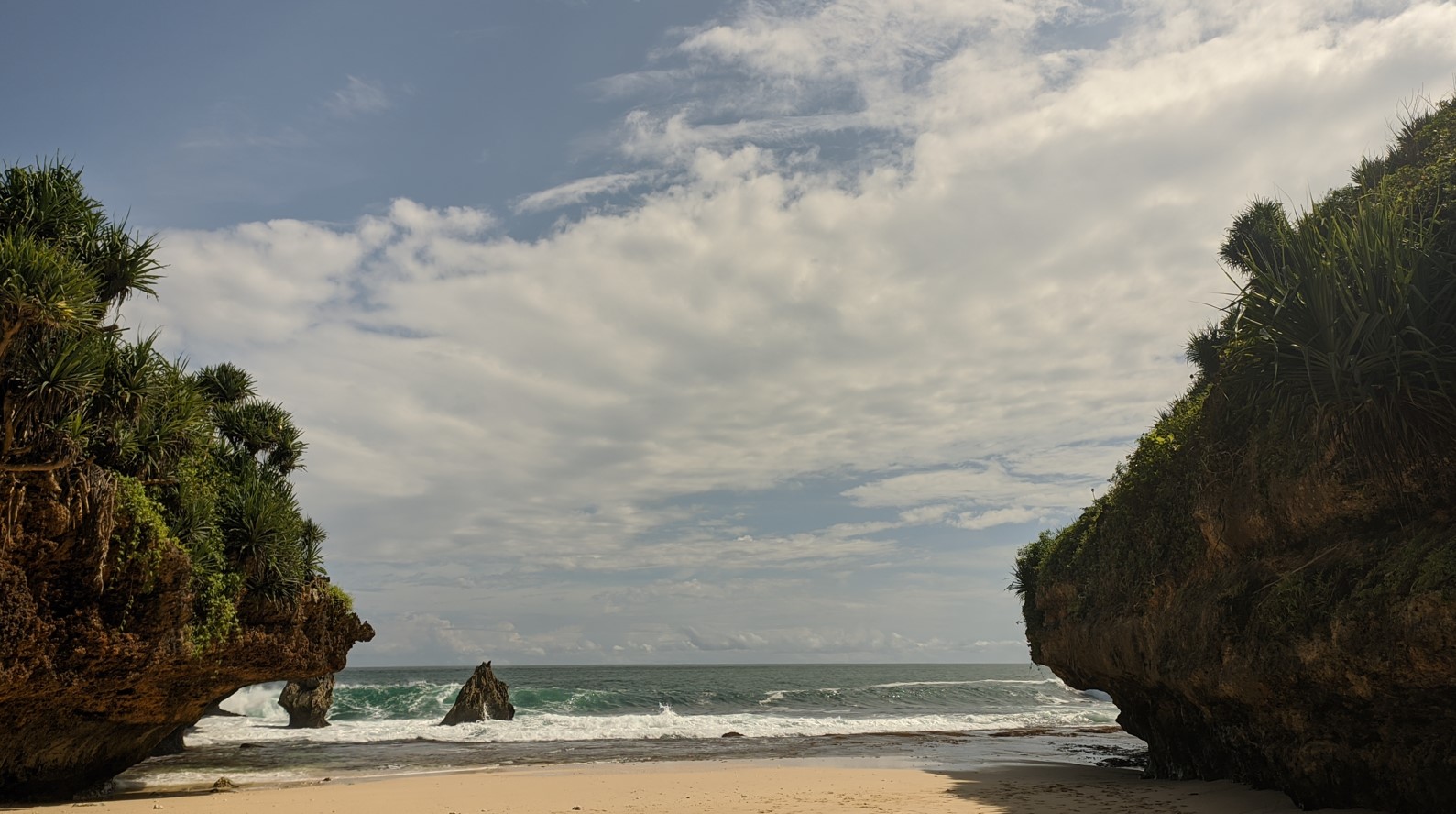 Pesona Keindahan Wisata Pantai Srakung di Girisubo Gunung Kidul Yogyakarta