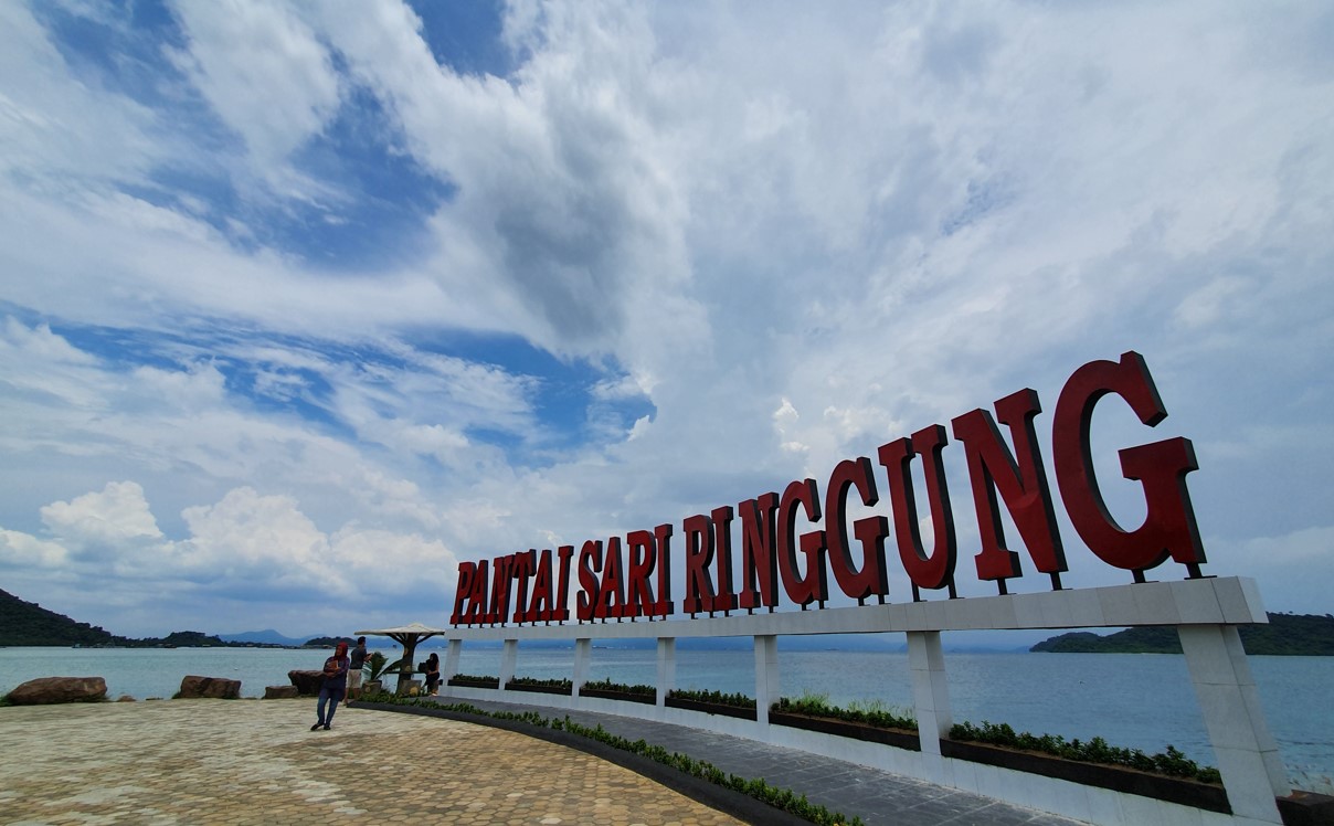 Daya Tarik Obyek Wisata Pantai Sari Ringgung di Teluk Pandan Lampung