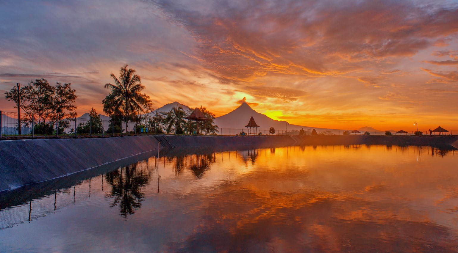 Panorama Objek Wisata Embung Banjaroya di Kalibawang Kulon Progo Yogyakarta